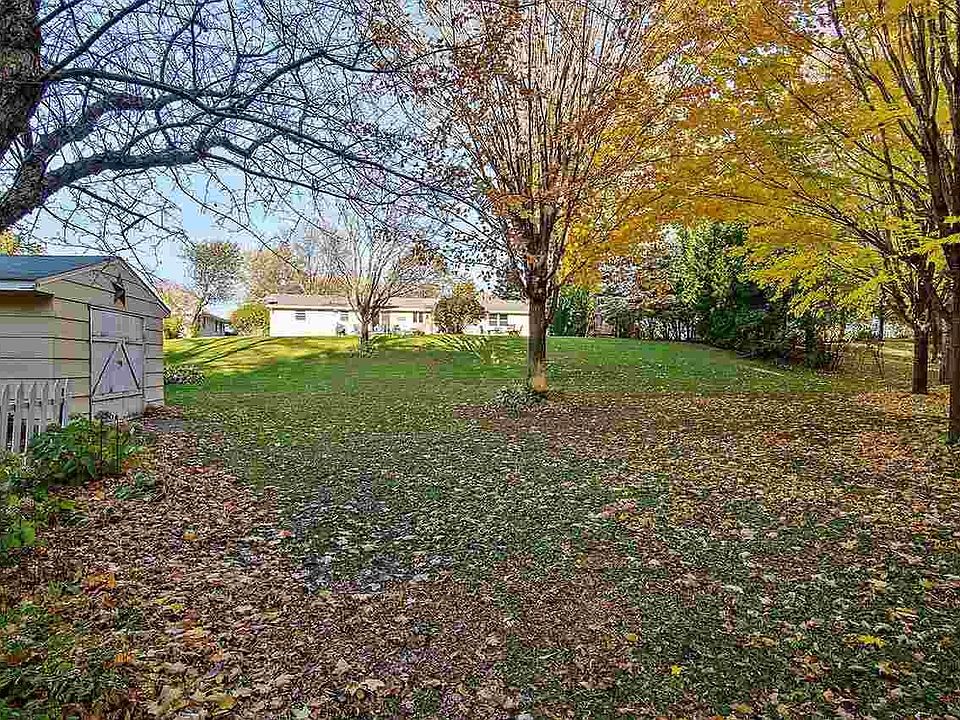 .55 acres of lightly wooded ravine splendor!