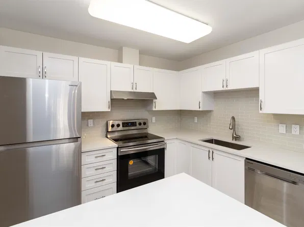 1128 6th Ave #402, New Westminster, BC V3M 6V8