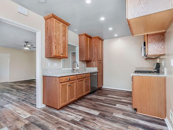 3rd image of 3722 Redondo Beach Blvd APT D