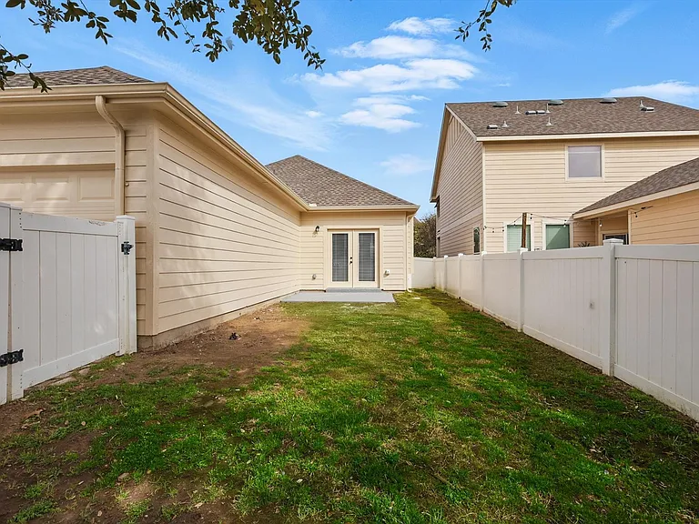 924 Charleston Ln — Photo 36