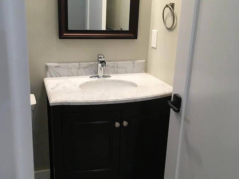 Ensuite entry and sink.