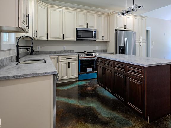 5th image of 418 Dixon St