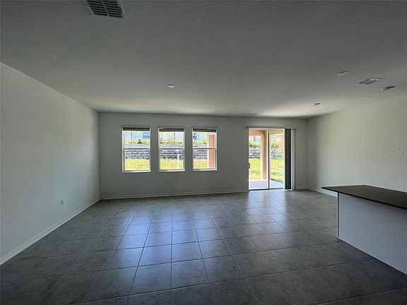 5th image of 752 Staffora St