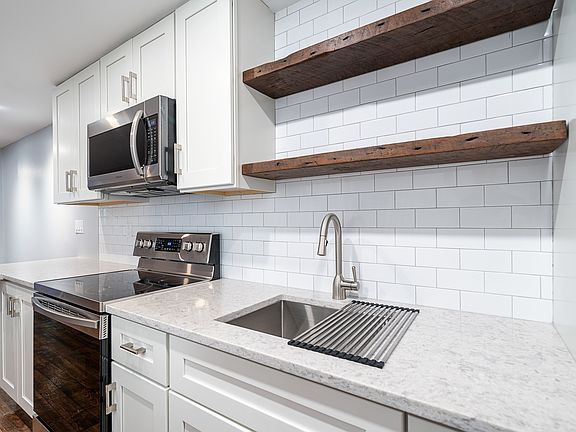 3rd image of 1014 Hudson St APT 1