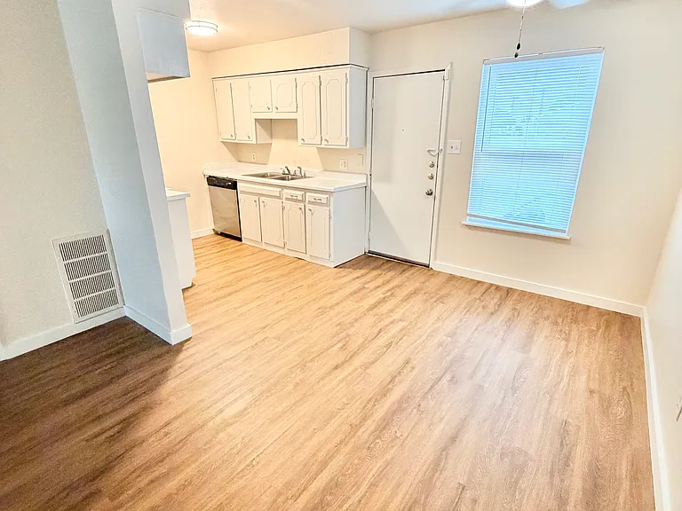 449 SW Thomas St #B — Photo 5