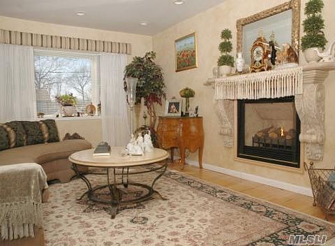 Living room w/fireplace
