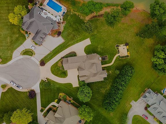 4th image of 118 Luxury Ln