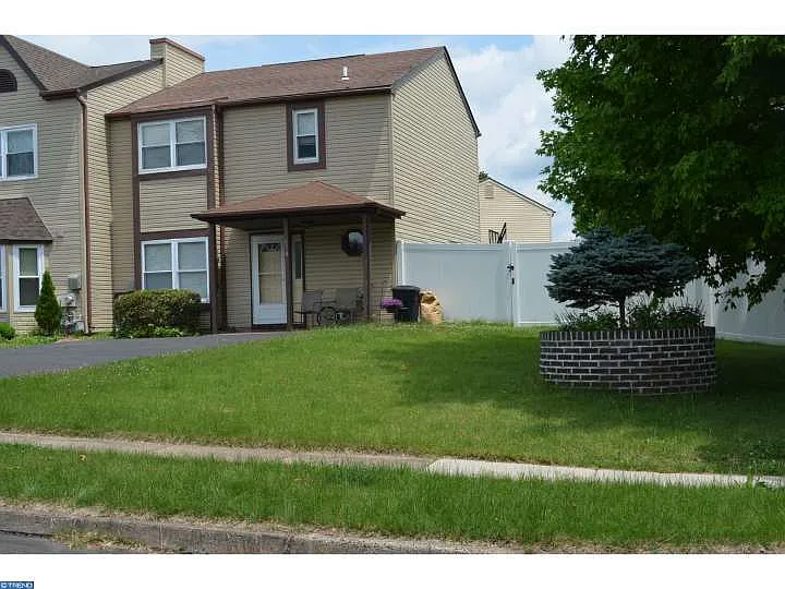 658 Longfellow Ct photo 1