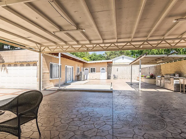 10304 Marcus Ave — Photo 24