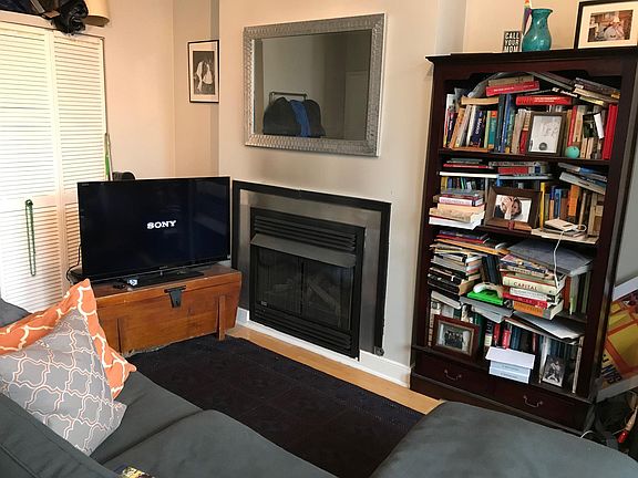 living room wth fireplace