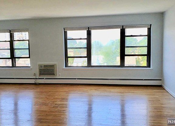 5th image of 275 Hoym St APT 5B