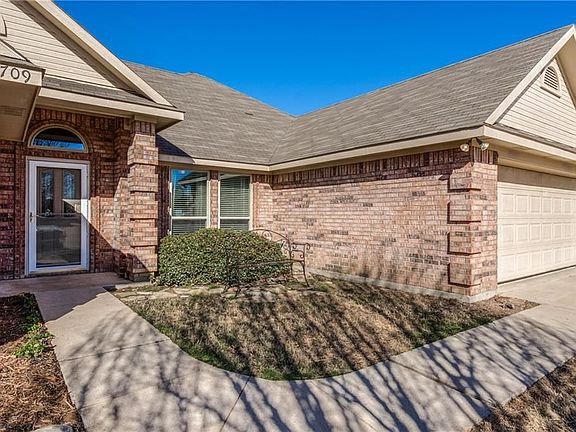 3rd image of 709 Dickerson Cir