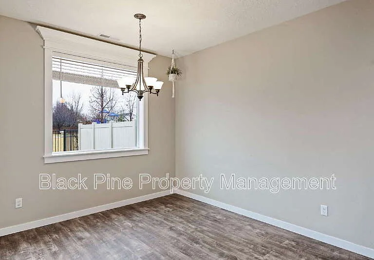 1873 N Justin Ave — Photo 16