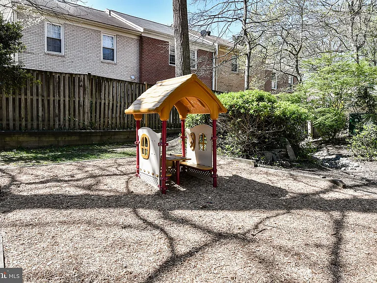2407 Alsop Ct — Photo 39