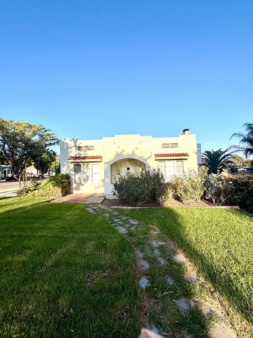 Charming Spanish Bungalow Near Downtown Upland 3 Bedrooms / 2 Bathrooms — Photo 1