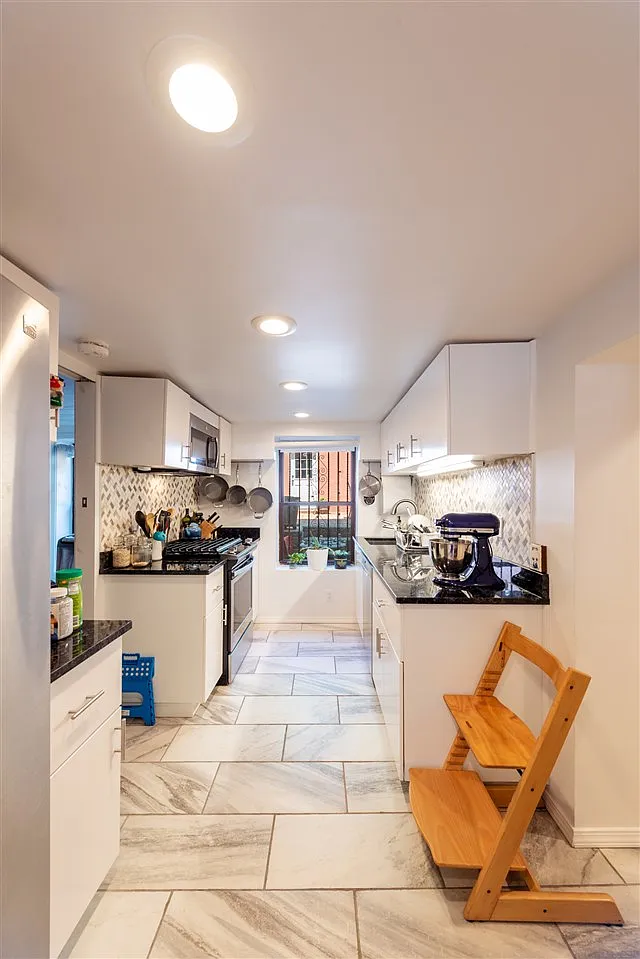2 bed, 2.5 bath, 1400 sqft, $3,750 — Photo 2