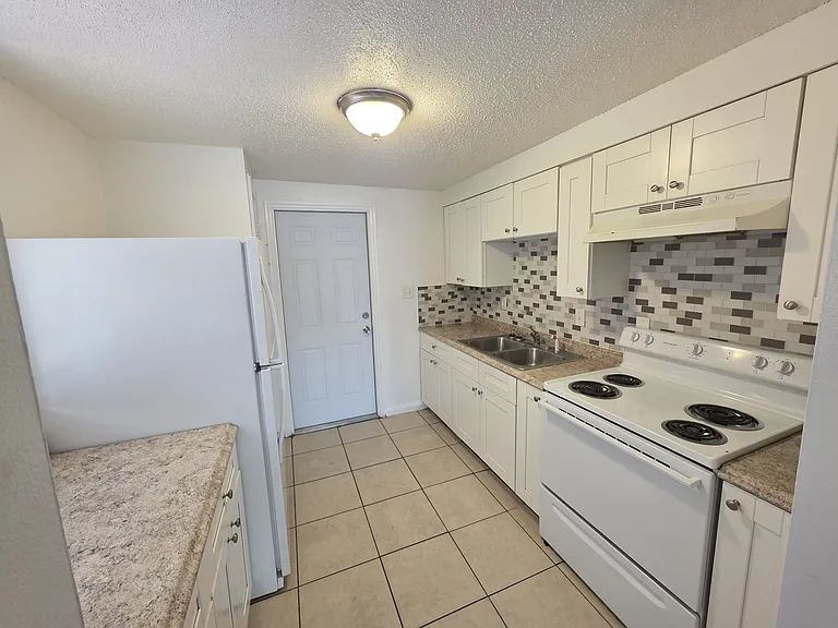 1501 Spitz Ct — Photo 2