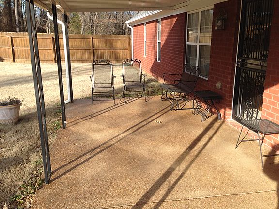 Covered patio w/ furniture
