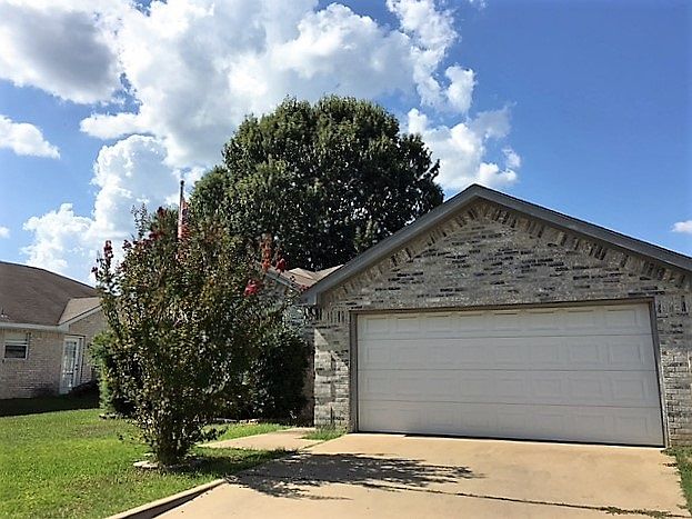 2nd image of 1609 Emily Ln