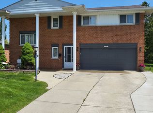 27320 Kingswood Dr, Dearborn Heights, MI 48127