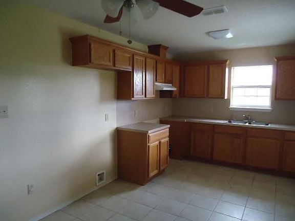 4th image of 1018 Woodford St