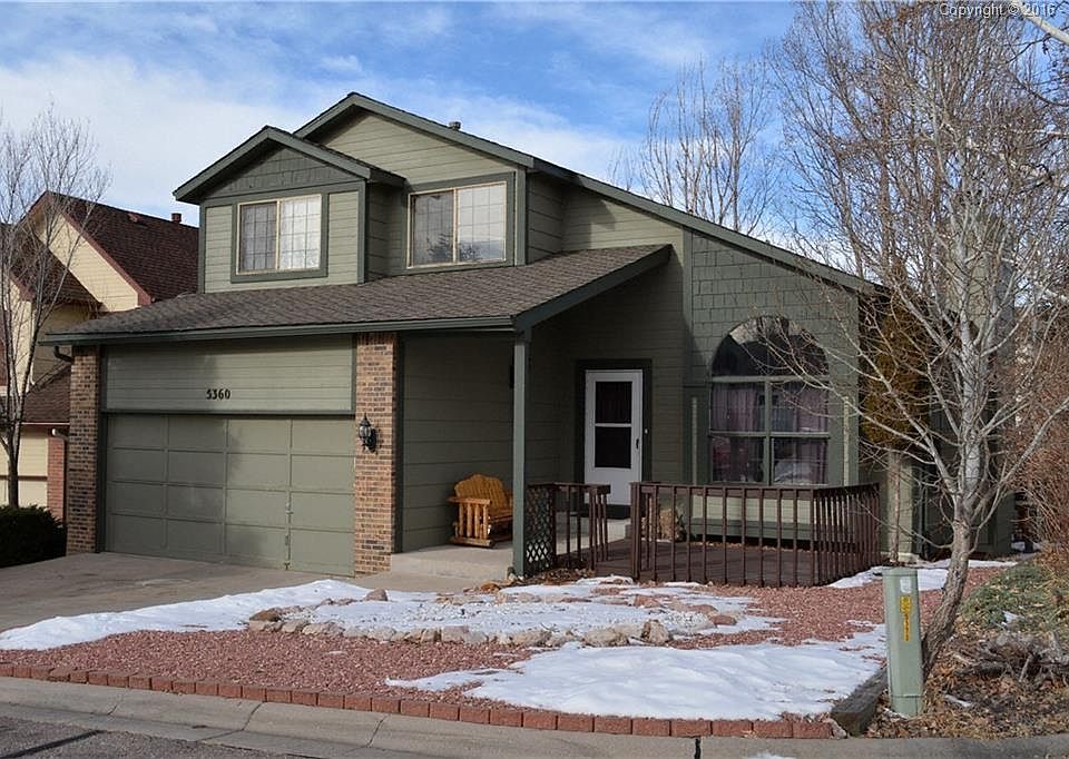 Sits on cul-de-sac, with shopping and recreation close by!
