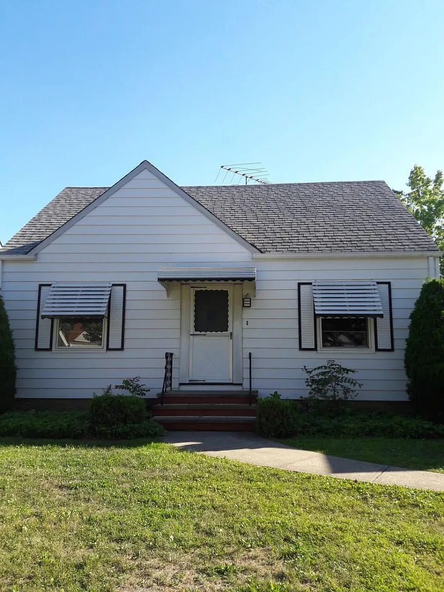 21218 Raymond St photo 1