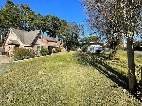 Huge front yard - all lawncare is included.