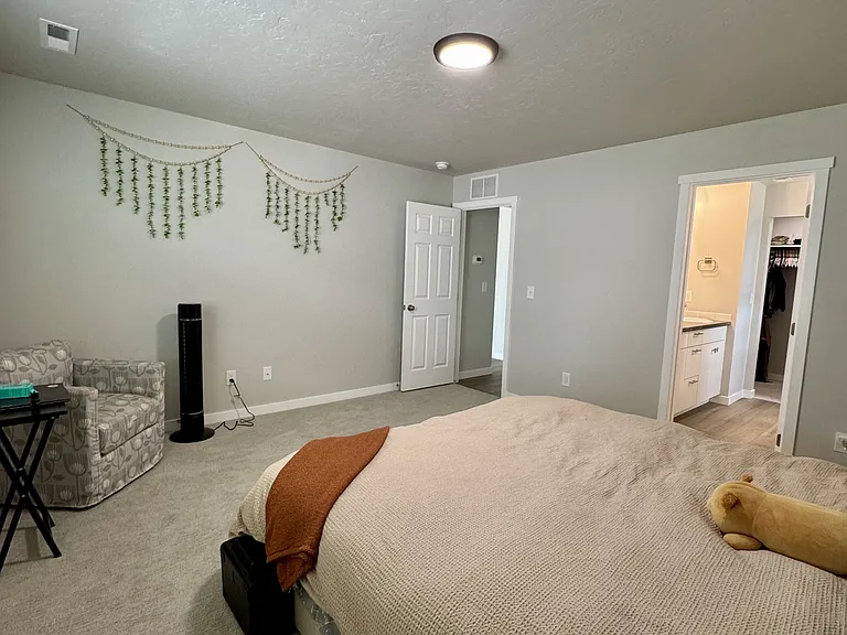 2089 N Thunderbolt St — Photo 17