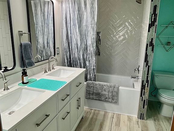 Newly Renovated Private, full, In-Room Bathroom (Phoenix Room)