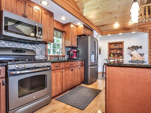 5th image of 3735 ARBUTUS DR W W