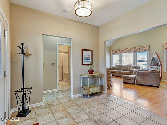 4th image of 412 Camden Court