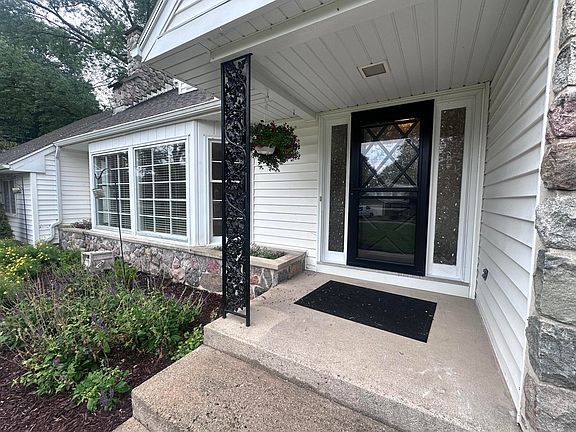 4th image of 841 Hillcrest Ave