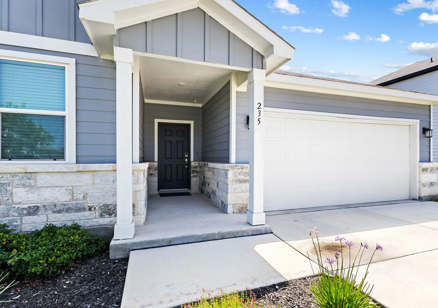 Beautiful 3 Bedroom Home in Bella Rosa Open Floor Plan & Covered Patio — Photo 3