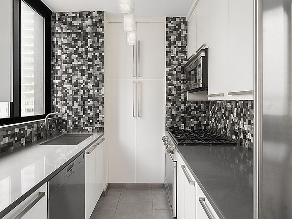 4th image of 304 E 65th St