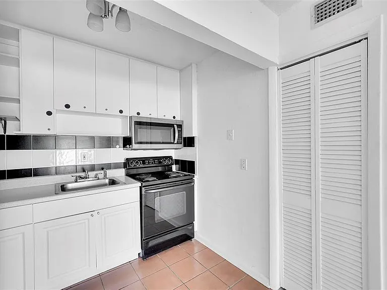 1005 SW 15th Ave #10 — Photo 18