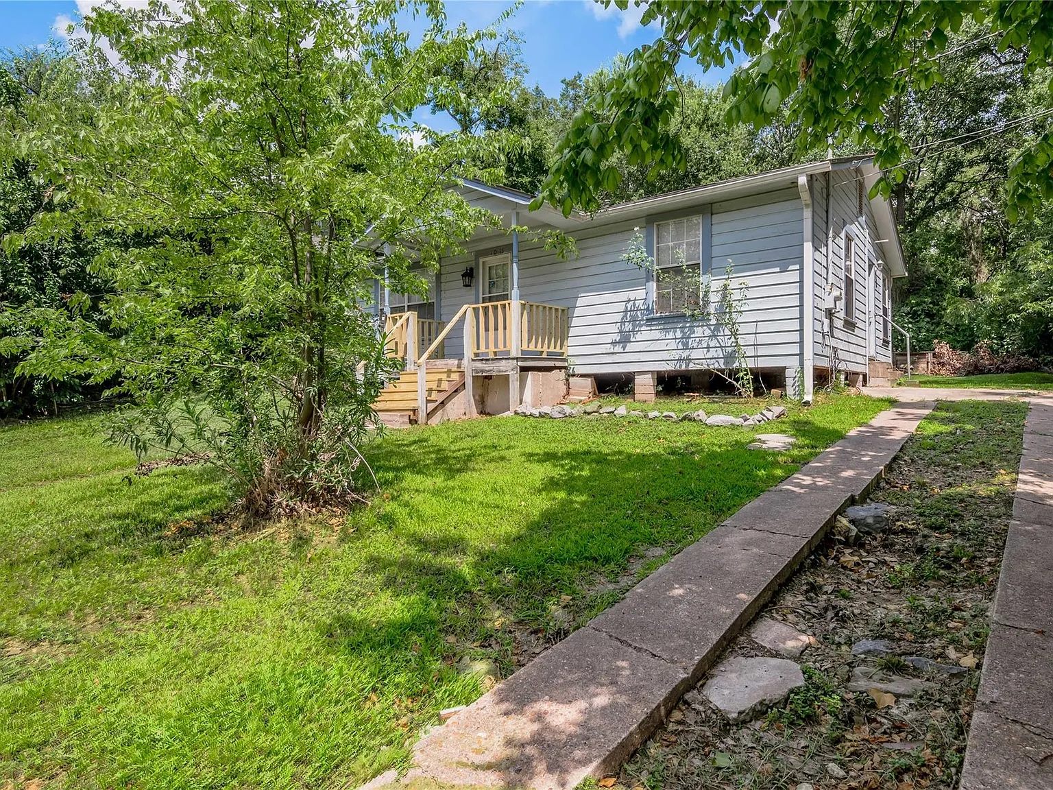 2 bed, 1.0 bath, 988 sqft, $1,100 — Photo 2