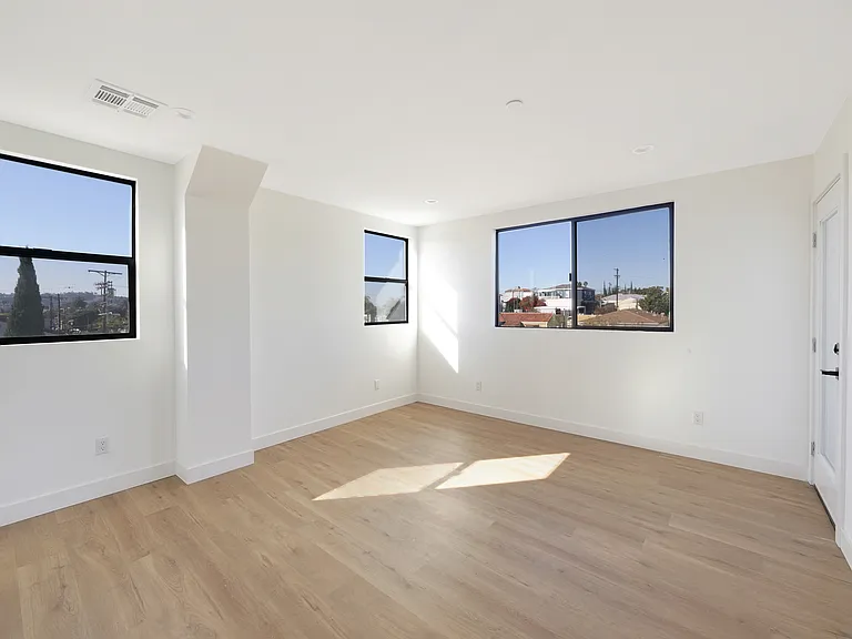 1858 S Redondo Blvd #5/6 — Photo 16