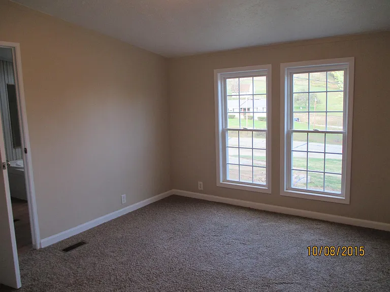 352 Poplar Dr — Photo 5