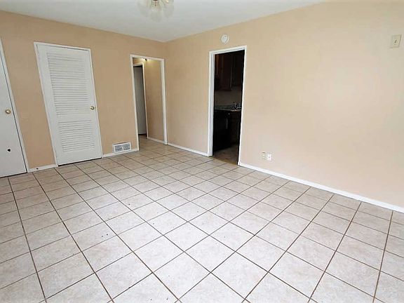 4th image of 2533 Oxford St
