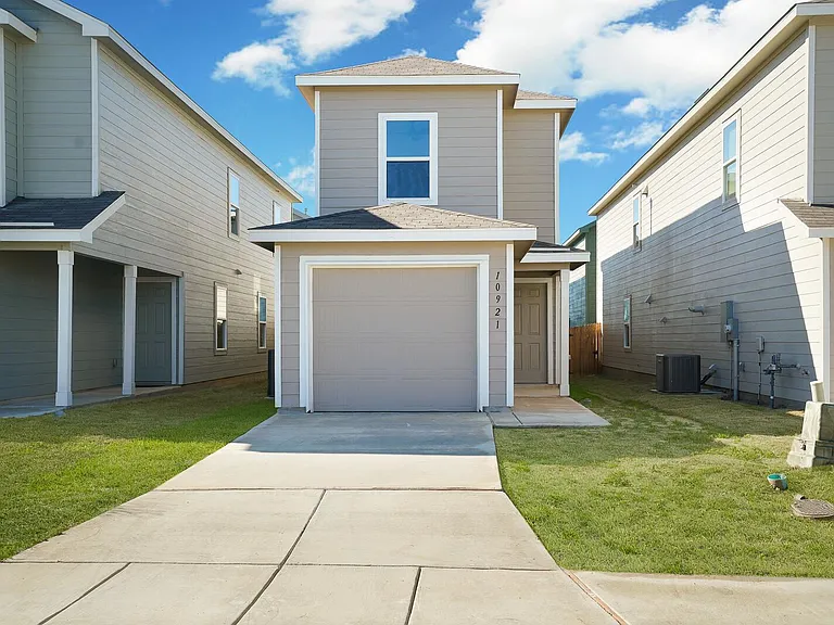 10921 Presa Way — Photo 4