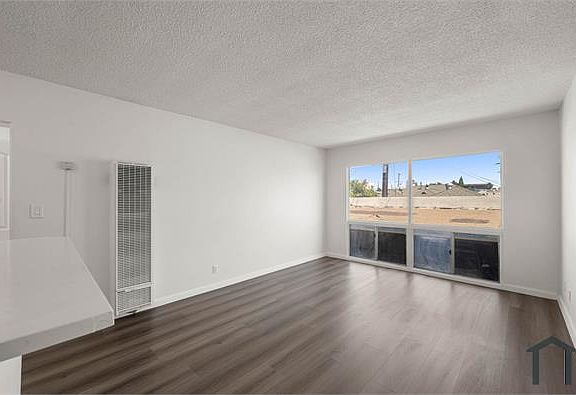 5th image of 1018 N Mariposa Ave #101