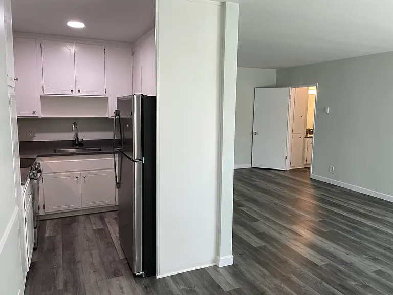 La Vannessa Apartments — Photo 6