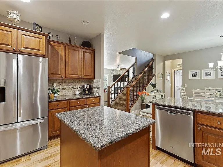 2549 E Satterfield St — Photo 32