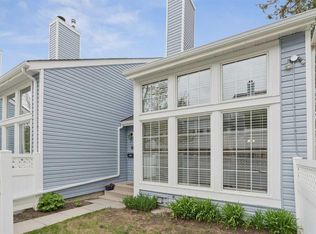 28 W Berwick Cres NW #38, Calgary, AB T3K 1Y7