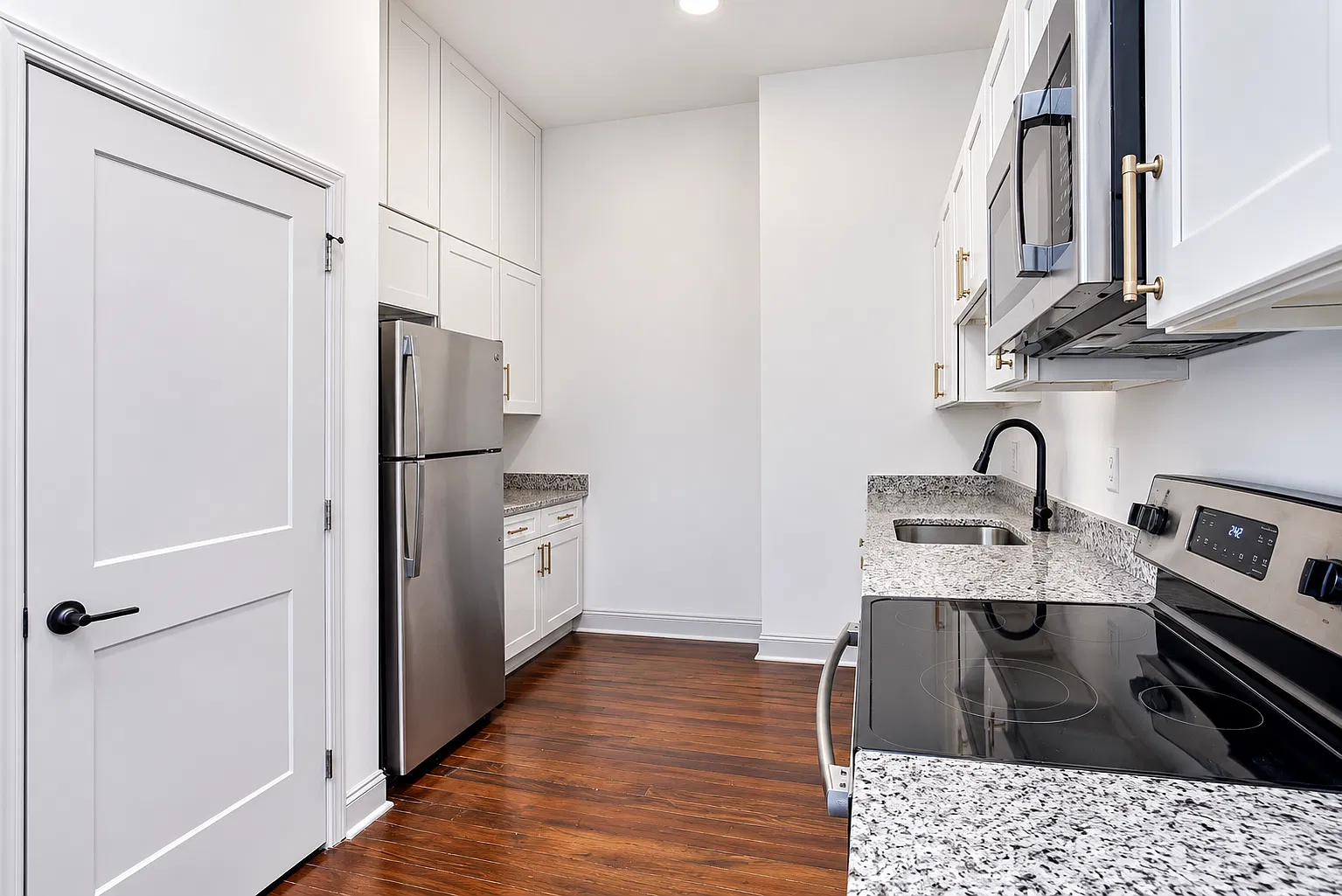 Studio, 725 sqft, $1,325 — Photo 2