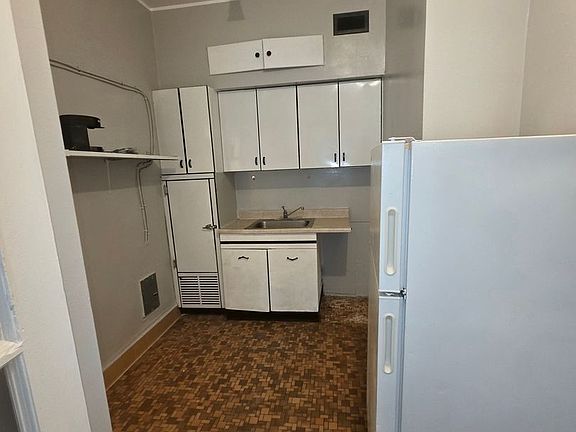 4th image of 809-811 W Linden St #1