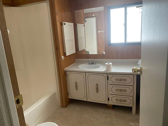 Full bath with shower/tub combo