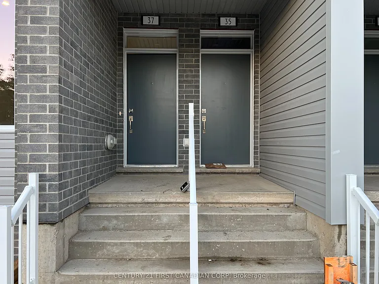 990 Deveron Cres #37 — Photo 2