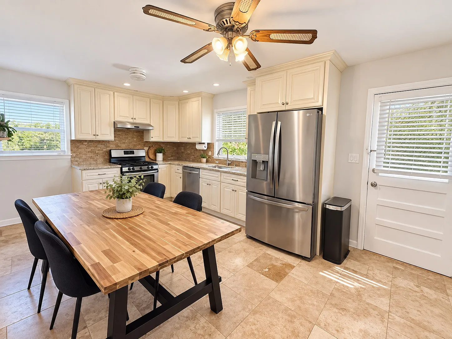 4 bed, 1900 sqft, $3,950 — Photo 2